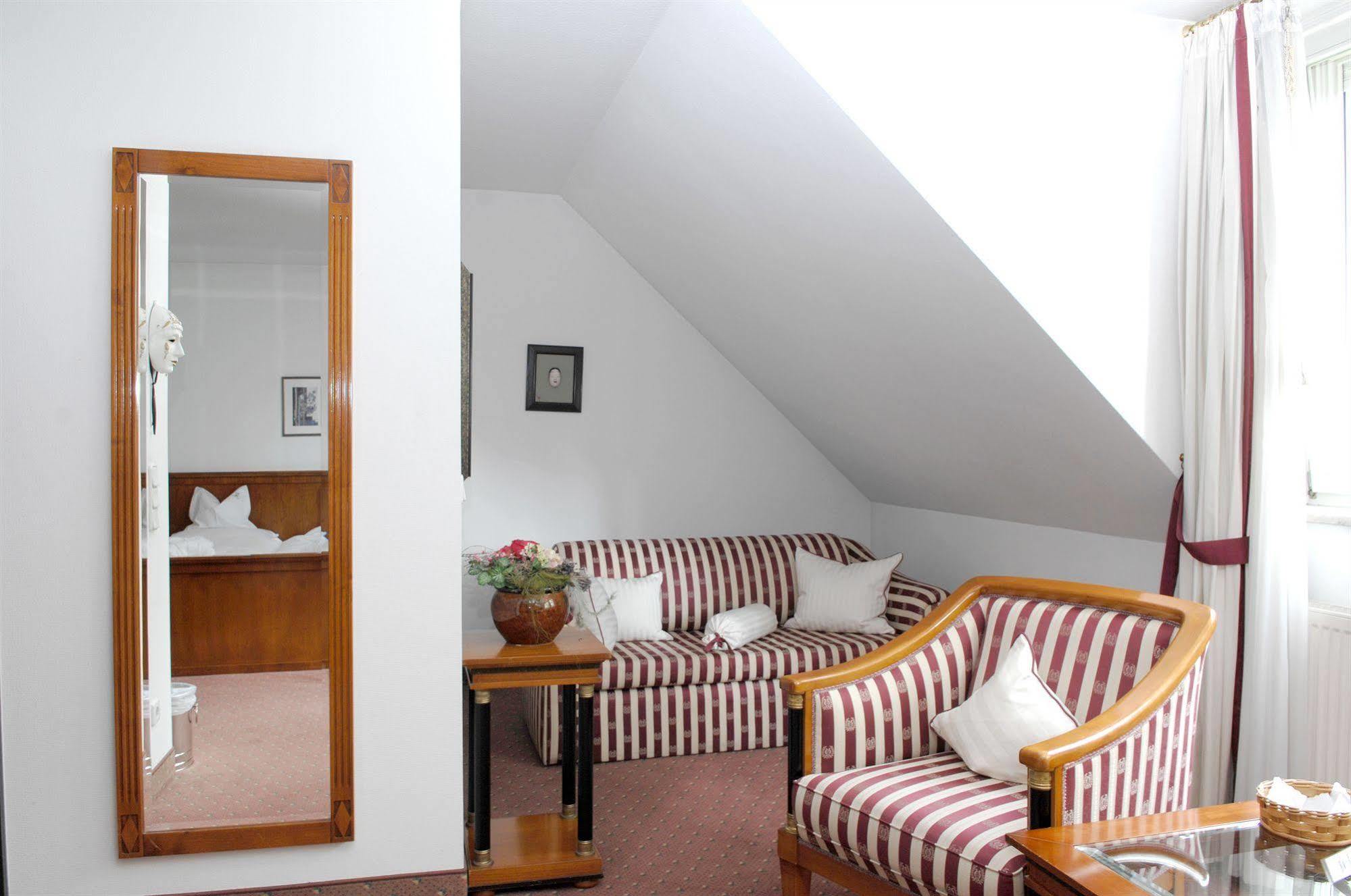 Hotel Gasthof Der Krug Stegaurach Bagian luar foto