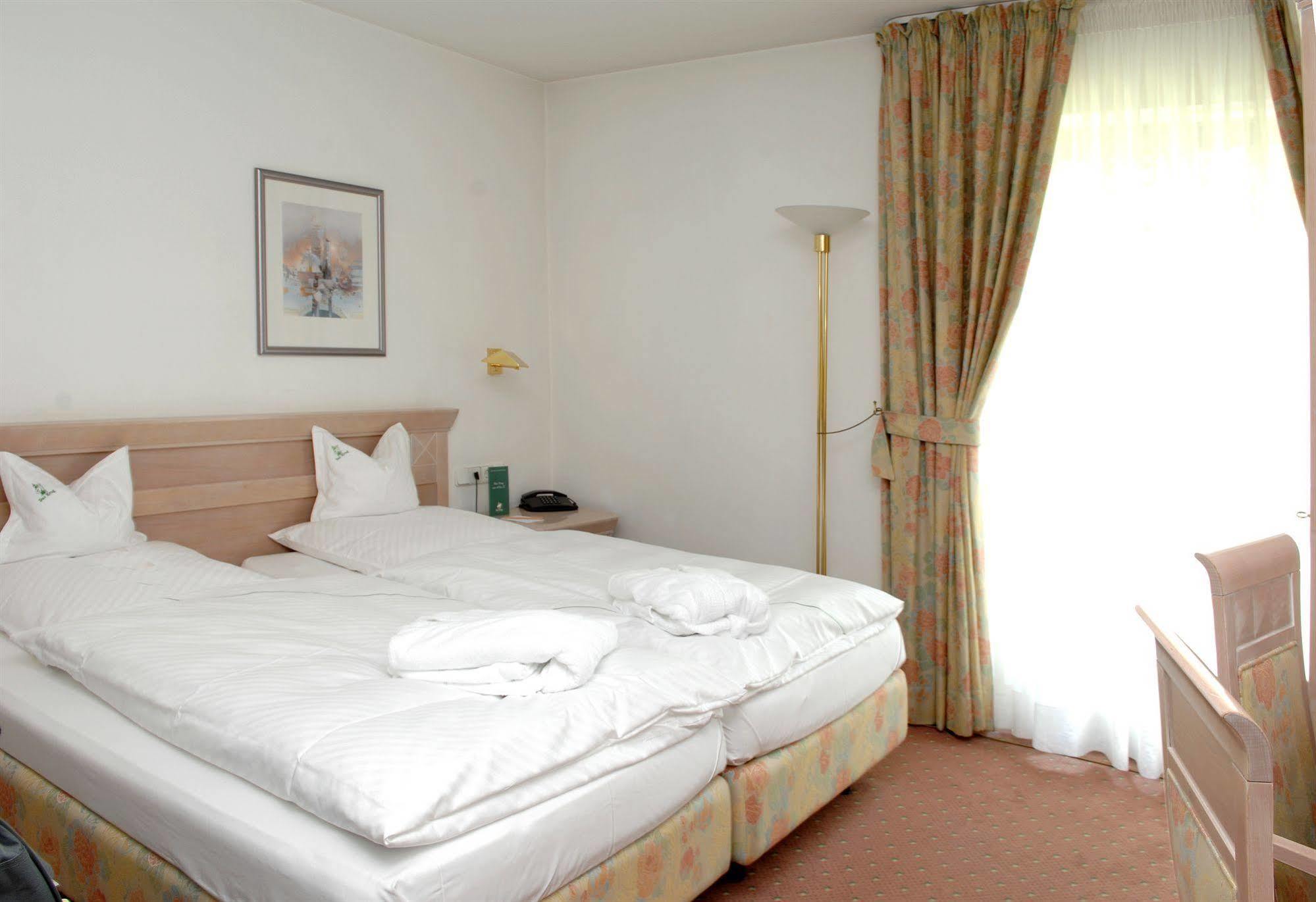 Hotel Gasthof Der Krug Stegaurach Bagian luar foto