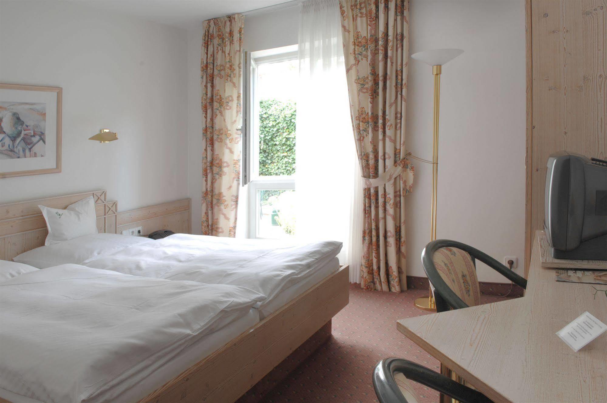 Hotel Gasthof Der Krug Stegaurach Bagian luar foto