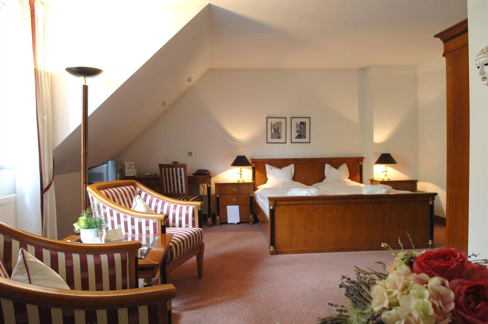 Hotel Gasthof Der Krug Stegaurach Bagian luar foto