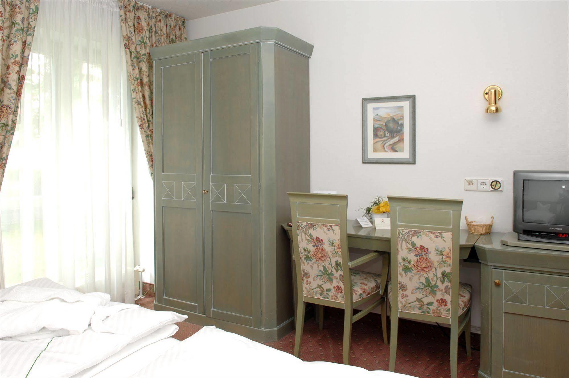 Hotel Gasthof Der Krug Stegaurach Bagian luar foto